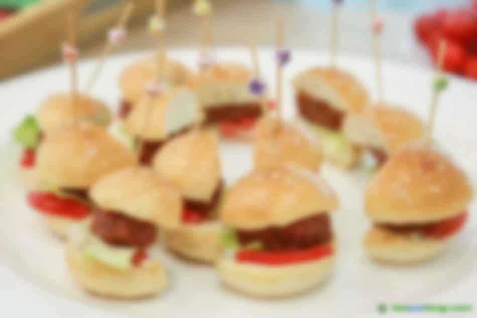 2019年10月16日，金字火腿股份有限公司在上海發(fā)布“人造肉”植物肉餅。 視覺(jué)中國(guó) 圖
