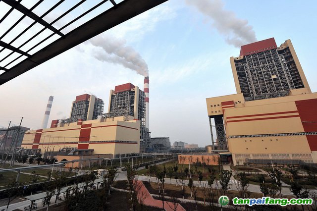 發(fā)電企業(yè)主要是大型國(guó)有企業(yè)，其排放數(shù)據(jù)管理更規(guī)范、更完善。圖為上海外高橋第三發(fā)電有限責(zé)任公司發(fā)電廠外景。攝影/章軻
