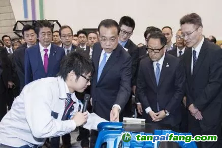 圖2 2018年5月13日，李克強(qiáng)總理參觀日本豐田氫燃料汽車(chē)。